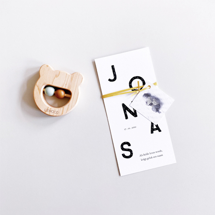 typografisch geboortekaartje letters fotokaartje foto rammelaar lint touwtje minimalistisch