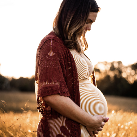 Zwangere vrouw gefotografeerd tijdens 'the golden hour'