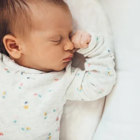 sleeping baby newborn slapende pasgeboren baby donkere haartjes