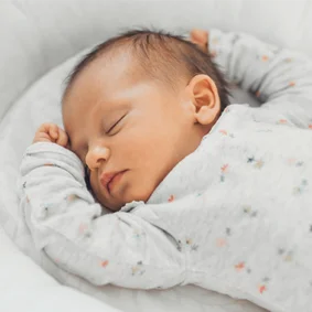 sleeping baby newborn slapende pasgeboren baby