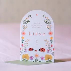 geboortekaartje lieveheersbeestjes kapoentjes familie bloemen boogvorm bijzondere vorm gevouwen kaartje met boogvorm arch-kaartje