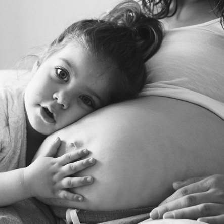 zwanger pregnant baby grote zus blote buik zwangerschapsshoot in verwachting geboortekaartje
