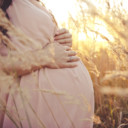 zwanger goudfolie golden hour grassen pregnant in verwachting geboortekaartje