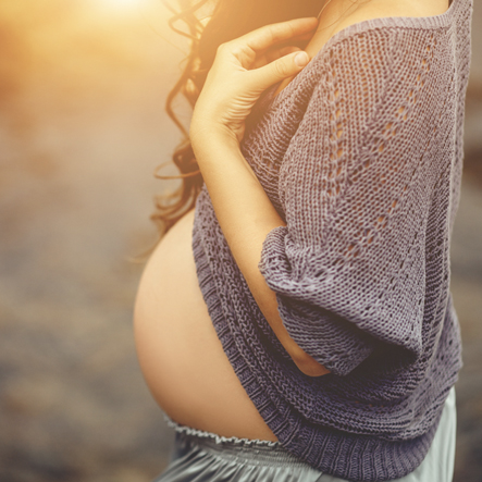 zwanger pregnant baby sunset golden hour blote buik zwangerschapsshoot in verwachting zon geboortekaartje