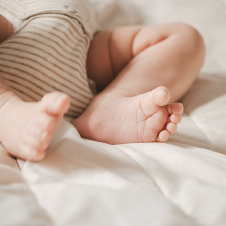 baby feet newborn geboortekaartje lief schattig
