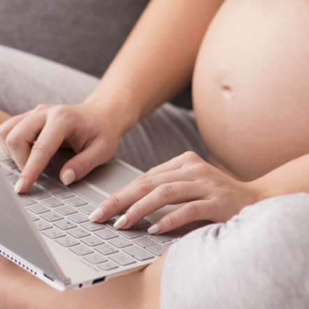 zwanger dikke buik computer laptop in verwachting opzoeken geboortekaartje