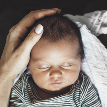 baby newborn slapen geboortekaartje op schoot lief schattig zoon dochter