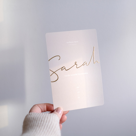 minimalistisch geboortekaartje goudfolie foliedruk typografisch typo handwritten zonlicht