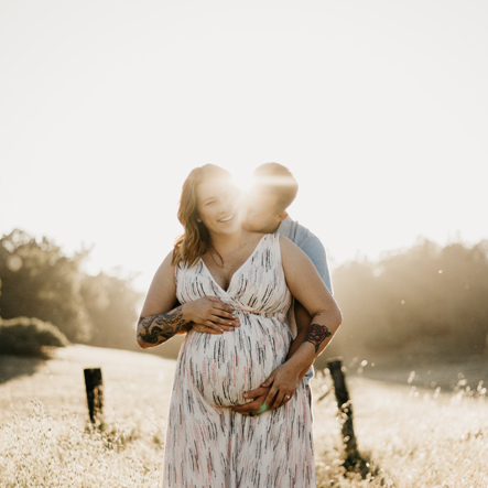 zwanger pregnant baby sunset golden hour zwangerschapsshoot in verwachting zon geboortekaartje