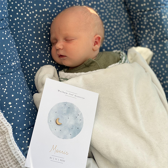 baby geboortekaartje Morris houten maantje figuurtje illustratie sterren heelal newborn blauw blauwroze
