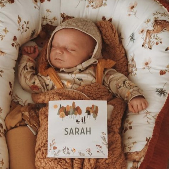baby newborn slapen lief geboortekaartje retro vintage mutsje sarah herfst